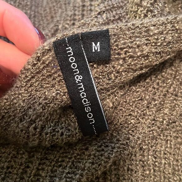 Moon & Madison Womens Knit V-Neck Back Twist Pullover Sweater - Picture 5 of 6